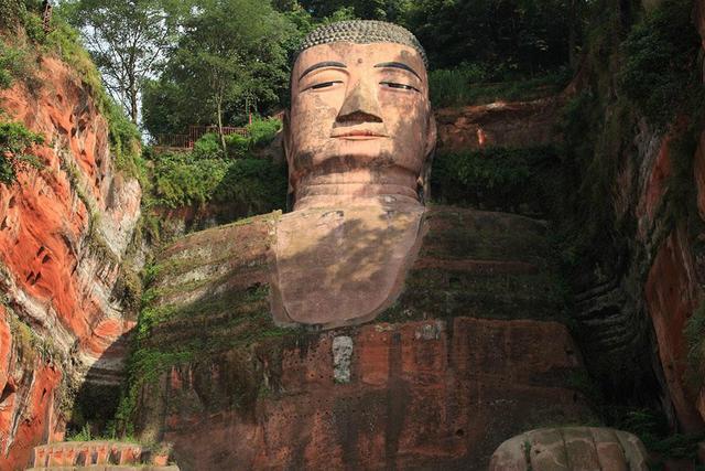 樂山大佛為何以屹立千年？又為何既不雙手合十也不打坐呢？