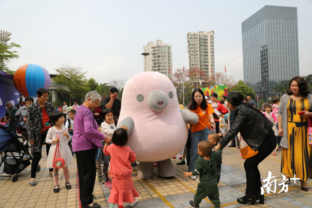 想要和萌萌噠的“鴨梨哥”見面嗎？快來布吉雕塑公益巡展吧