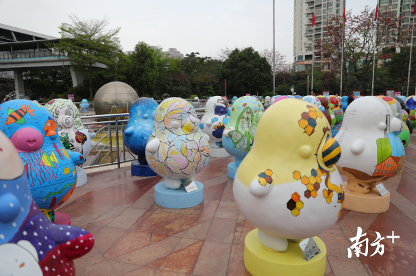 想要和萌萌噠的“鴨梨哥”見面嗎？快來布吉雕塑公益巡展吧