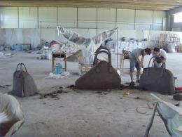 hj1709 箱包雕塑泥塑_青島國(guó)際服裝城不銹鋼雕塑、石雕、玻璃鋼雕塑_濱州宏景雕塑有限公司